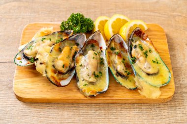 Peynirli taze midye.