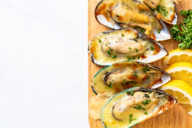 Peynirli taze midye.