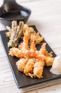 karides tempura (hırpalanmış kızarmış karides) sebze - Japon gıda tarzı