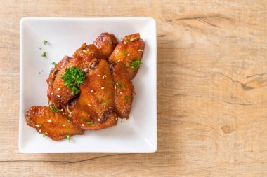 Beyaz susamlı ızgara tavuk kanadı.