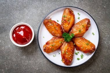 Beyaz susamlı ızgara tavuk kanadı.