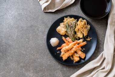karides tempura (hırpalanmış kızarmış karides) sebze - Japon gıda tarzı