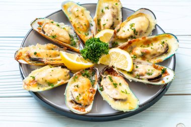 Peynirli taze midye.