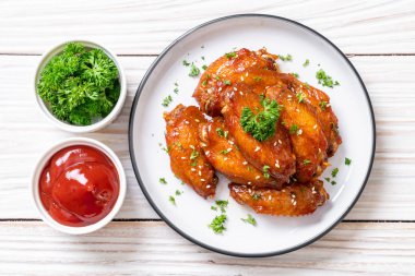 Beyaz susamlı ızgara tavuk kanadı.