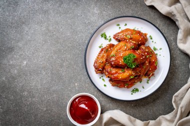 Beyaz susamlı ızgara tavuk kanadı.