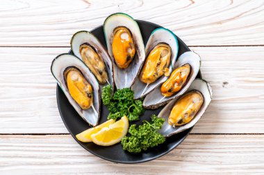 deniz ürünleri midye maydanoz ve limon ile