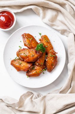 Beyaz susamlı ızgara tavuk kanadı.