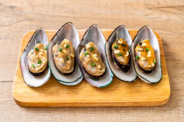 deniz ürünleri midye limon ve sarımsak ile