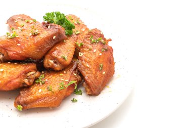 pişmiş Barbekü tavuk kanadı ile Beyaz Susam beyaz arka plan üzerinde izole