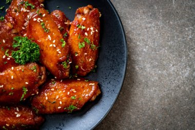 Beyaz susamlı ızgara tavuk kanadı.