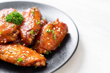 Beyaz susamlı ızgara tavuk kanadı.