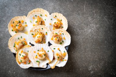 Kızarmış deniz tarağı, tereyağı ve sarımsak.