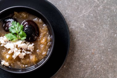 Yengeç kase kırmızı et suyu çorbası kızarmış balık Maw