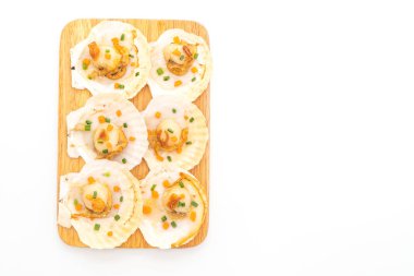 tereyağı ve beyaz arka plan üzerinde izole sarımsak ile ızgara tarak shell