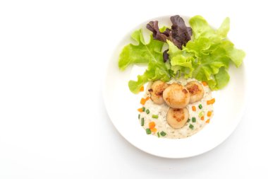 Beyaz arka plan üzerinde izole sebzeli ızgara tarak shell