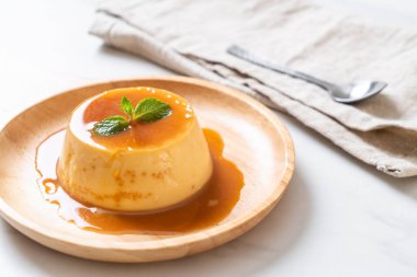 Naneli ev yapımı karamel kremalı puding.