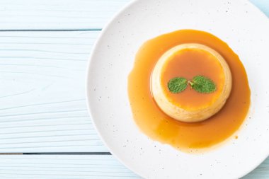 Naneli ev yapımı karamel kremalı puding.