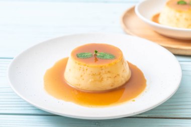 Naneli ev yapımı karamel kremalı puding.