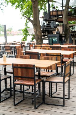 boş ahşap yemek masası ve sandalye restoran ve kafe