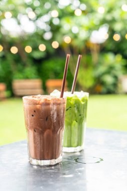 Çikolatalı süt ve sütlü restoran ve kafe buzlu yeşil çay Iced