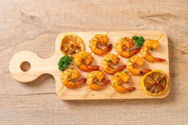 Limon - deniz ürünleri tarzı ile ızgara kaplan karides şiş