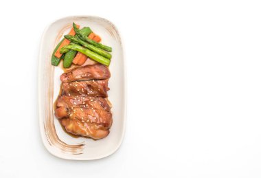 Beyaz arka plan üzerinde izole teriyaki chiciken biftek
