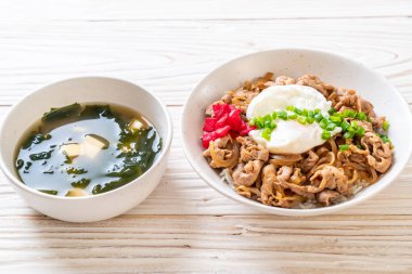 Yumurtalı domuz pirinci kasesi (Donburi) - Japon yemeği tarzı.