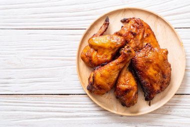 Masada ızgara ve ızgara tavuk.