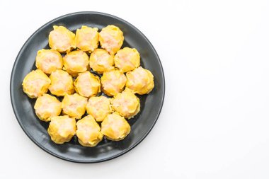 Karides Çince buğulanmış beyaz arka plan üzerinde izole hamur tatlısı