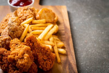 Kızarmış tavuk, patates kızartması ve nugget yemeği. Abur cubur ve sağlıksız yemek.