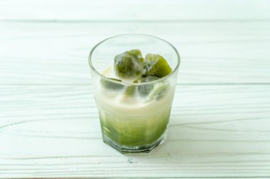 Matcha yeşil çay buzlu cam sütlü