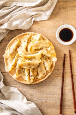 Japon gyoza 'sı ya da soya soslu hamur tatlısı.