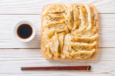 Japon gyoza 'sı ya da soya soslu hamur tatlısı.