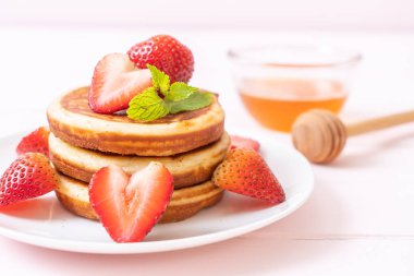 taze çilek ile sufle gözleme