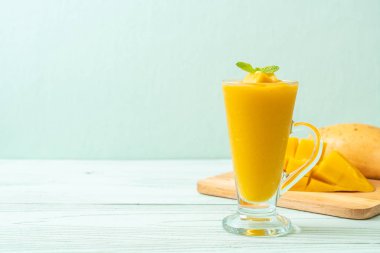 taze mango smoothies - sağlıklı yiyecek ve içecek konsepti