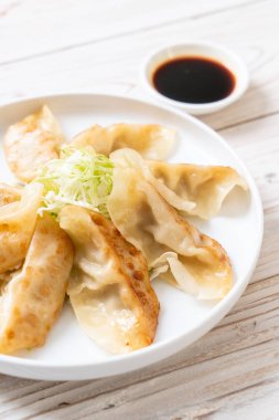 Japon gyoza 'sı ya da soya soslu hamur tatlısı.