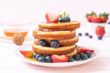 taze yaban mersini, taze çilek ve bal ile sufle gözleme