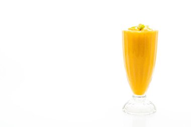 Beyaz arka plan üzerinde izole taze mango smoothies