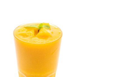 Beyaz arka plan üzerinde izole taze mango smoothies