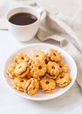 Hindistan cevizli bisküvi ve ananas reçeli.