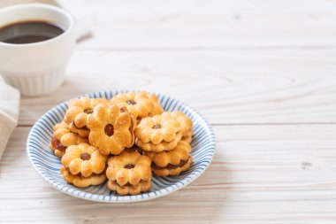 Hindistan cevizli bisküvi ve ananas reçeli.