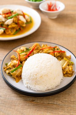 Toz köri pirinç - Tayland mutfağı ile kızartılmış yengeç