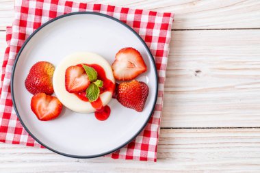 taze çilek - sağlıklı yemek ve tatlı ile yoğurt puding