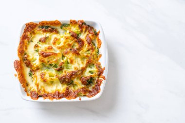 Peynirli fırında karnabahar ve brokoli graten