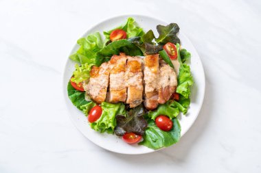 ızgara tavuk salata sebze - sağlıklı gıda tarzı ile