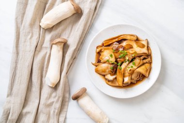 İstiridye soslu kızarmış kral istiridye mantarı. Sağlıklı, vejetaryen ya da vejetaryen yemek tarzı.