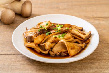 İstiridye soslu kızarmış kral istiridye mantarı. Sağlıklı, vejetaryen ya da vejetaryen yemek tarzı.