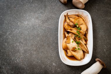 İstiridye soslu kızarmış kral istiridye mantarı. Sağlıklı, vejetaryen ya da vejetaryen yemek tarzı.