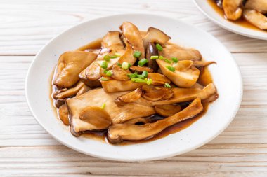 İstiridye soslu kızarmış kral istiridye mantarı. Sağlıklı, vejetaryen ya da vejetaryen yemek tarzı.