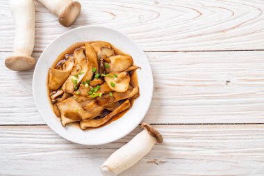 İstiridye soslu kızarmış kral istiridye mantarı. Sağlıklı, vejetaryen ya da vejetaryen yemek tarzı.